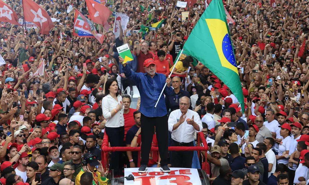 Lula é reeleito presidente do Brasil para quarto mandato histórico