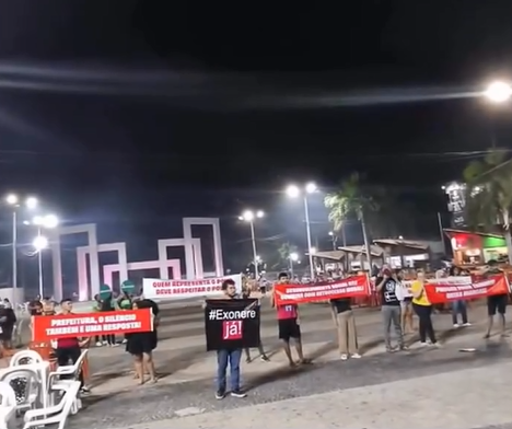 Manifestação em Pau dos Ferros pede exoneração de secretária após postagens ofensivas