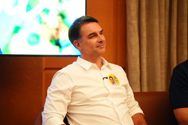 PF afirma que Flávio Bolsonaro não é considerado foragido e investiga saída do país