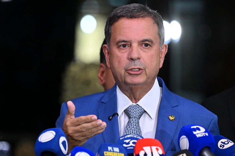 Rogério Marinho se diz surpreso com saída de Flávio Bolsonaro do Brasil