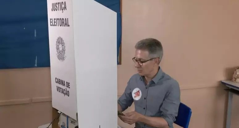 Romeu Zema usa celular na cabine de votação, contrariando regras do TSE