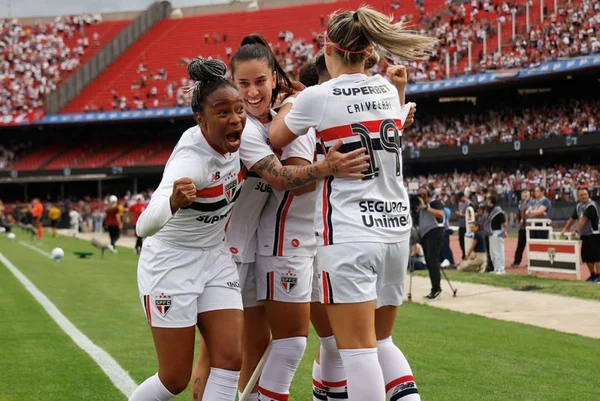 São Paulo conquista título inédito no Brasileirão Feminino após empate com Corinthians