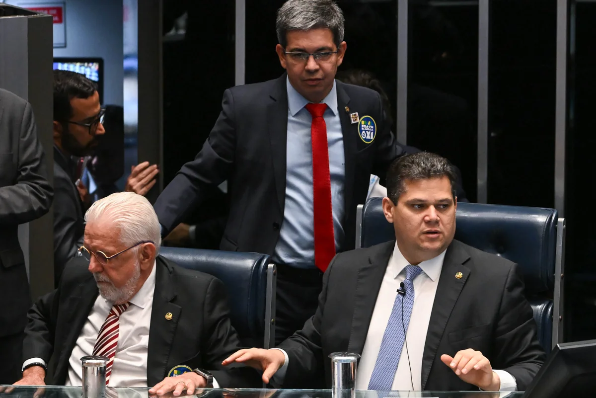 Senado aprova PEC que elimina escala 6x1 no trabalho